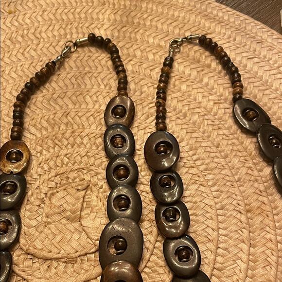 Earthy Coconut and Metallic Silver Necklace set - Picture 3 of 9
